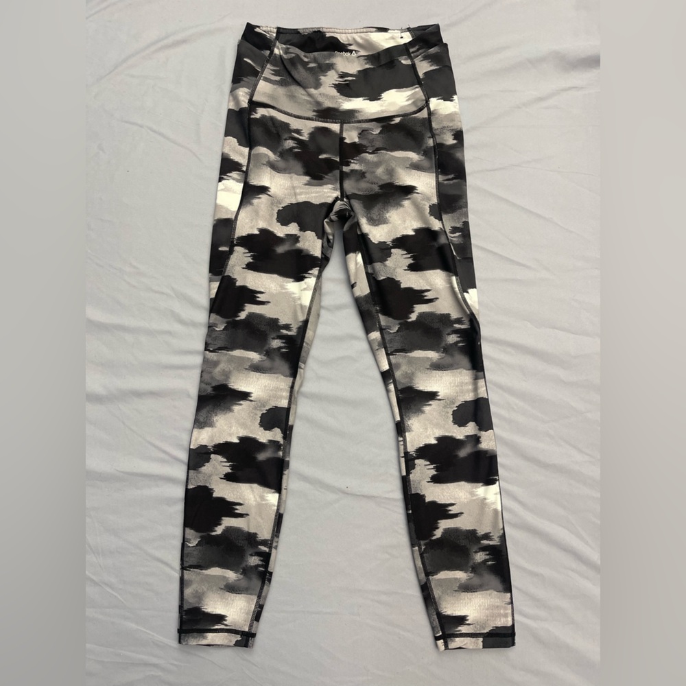 Reebox Woman’s athletic leggings— Black/Grey brush print—Side pockets